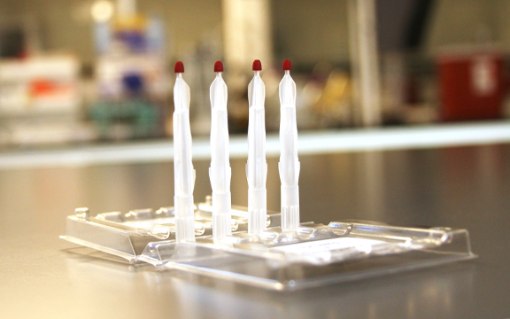Mitra-Schalen-Konfiguration mit vier Spitzen im Laborumfeld 